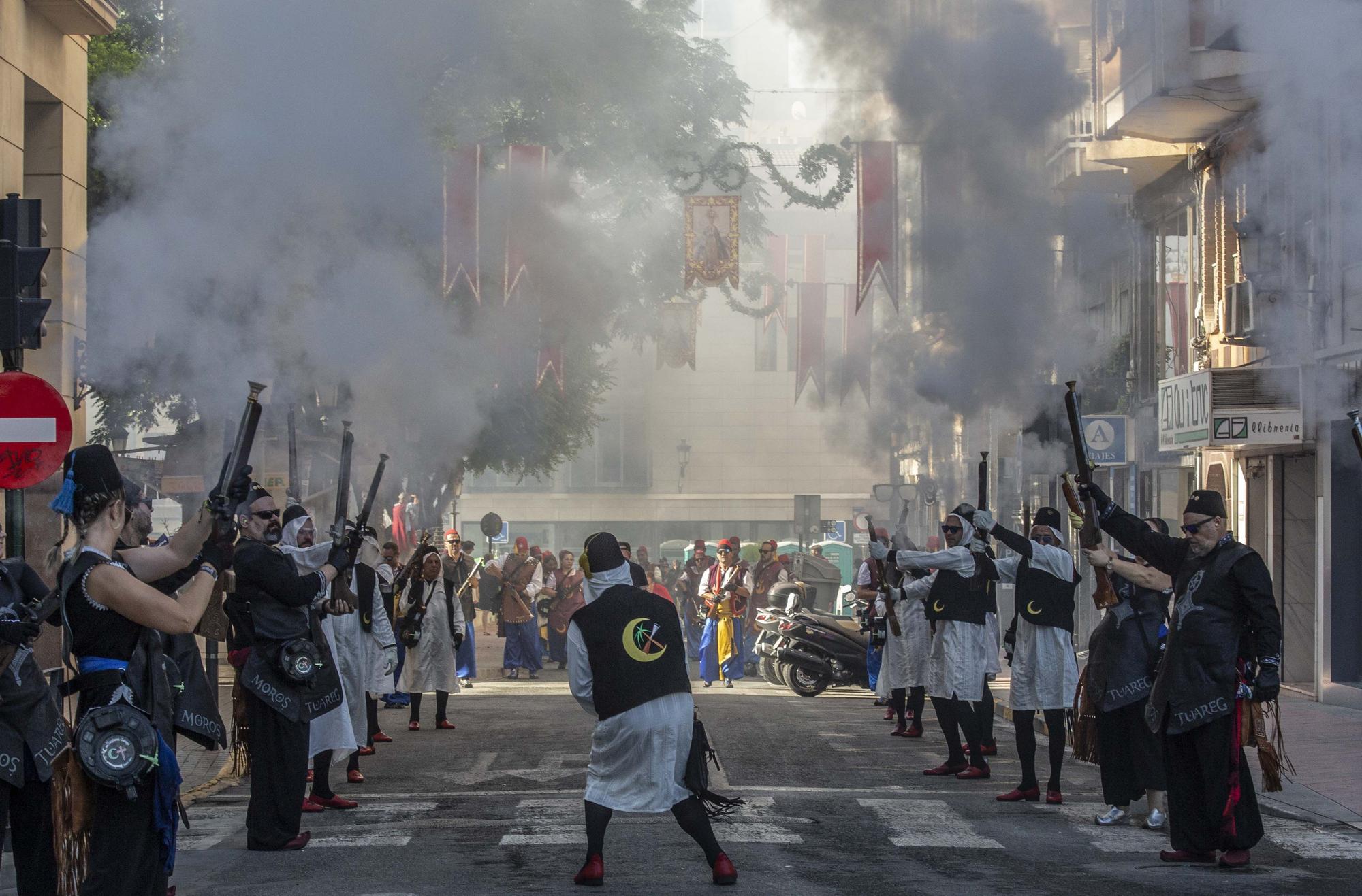 El potente Alardo de los Moros y Cristianos despierta a Elche