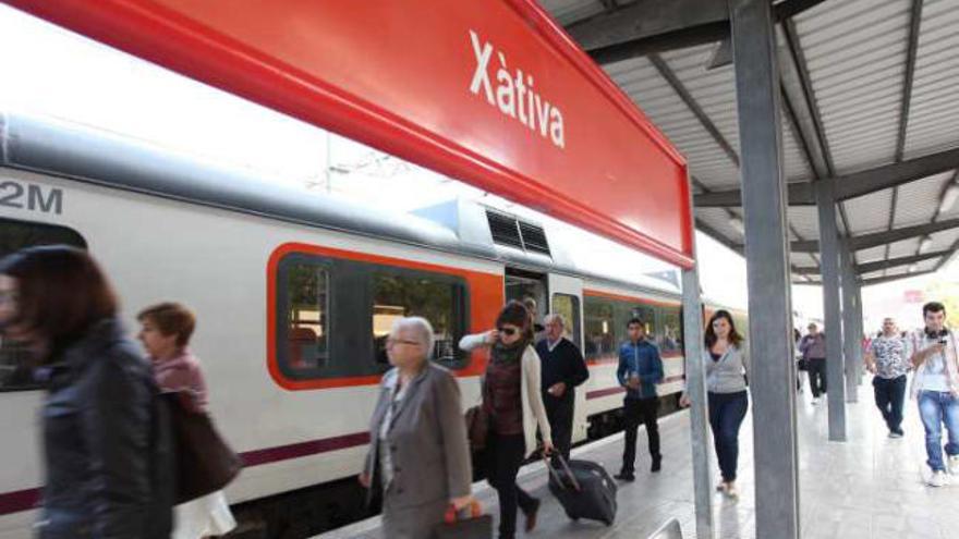 Viajeros del automotor Alcoy-Xàtiva a su llegada a la estación setabense.
