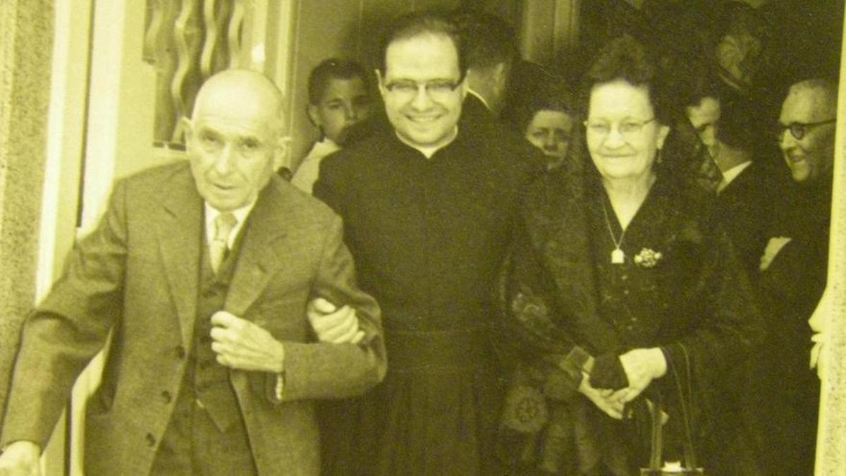 Jesús Reguant (centre), amb els seus pares, el primer dia que va oficiar missa a Súria