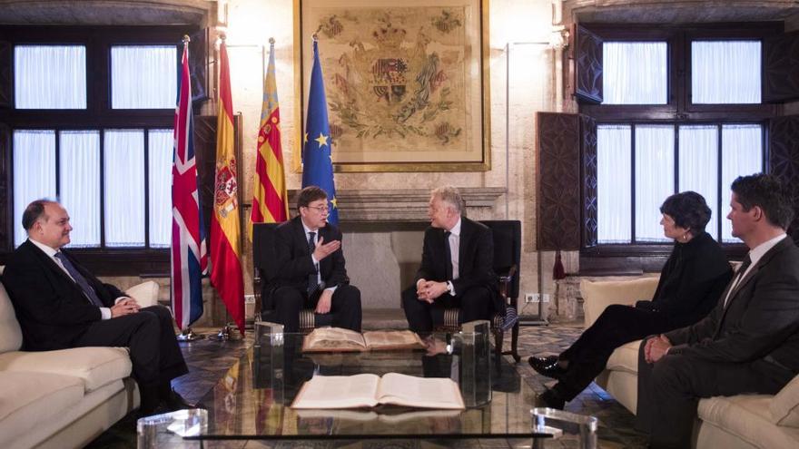 Ximo Puig y el embajador Simon Manley, ayer, en el Palau de la Generalitat.