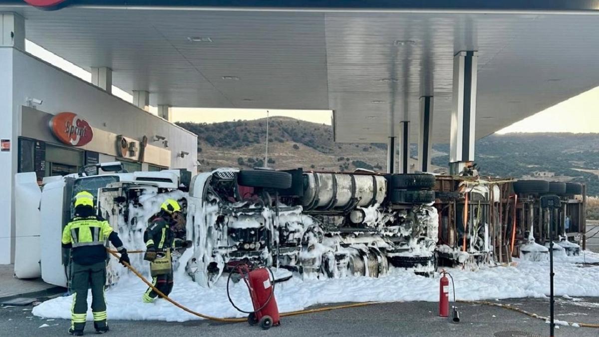 Los bomberos sofocaron el fuego del camión accidentado y de la gasolinera.