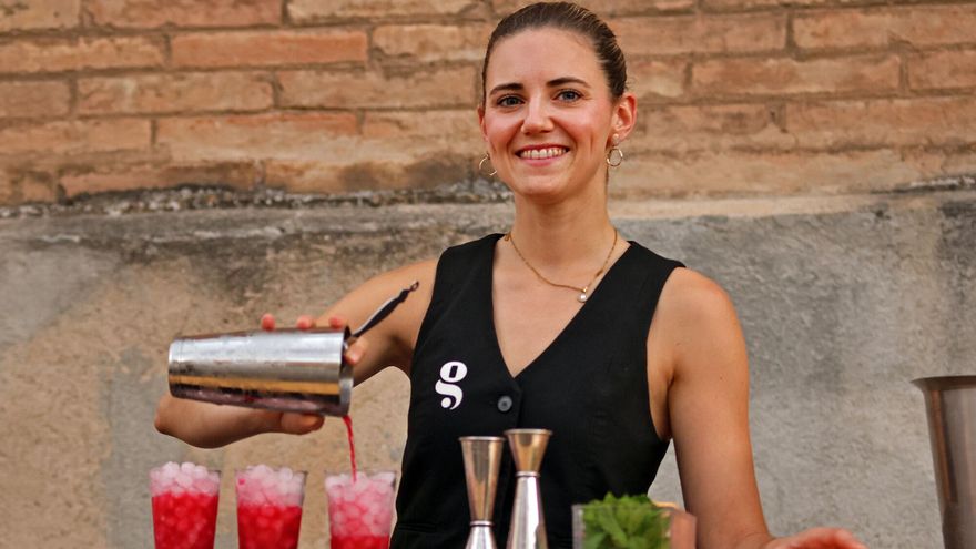 La manresana Gina Pérez preparant un còctel