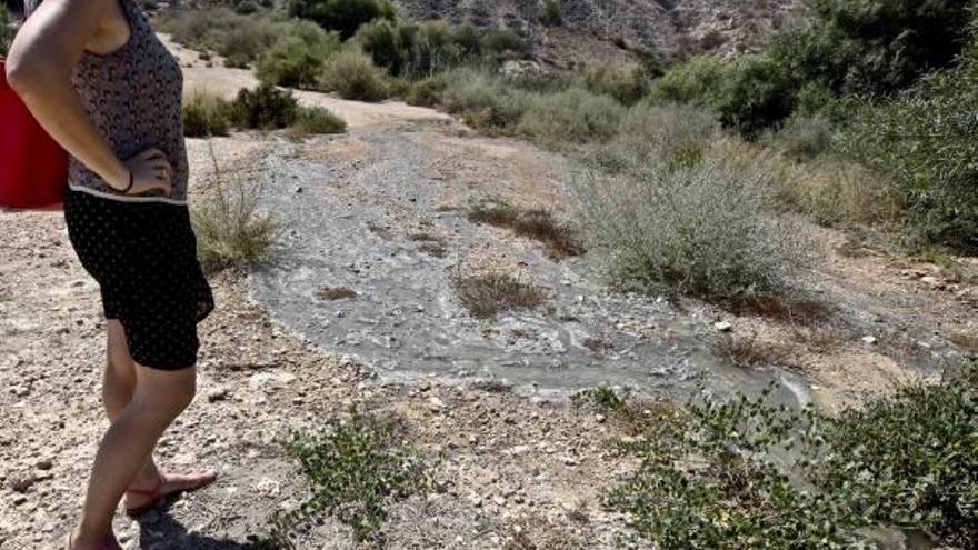 El Ayuntamiento investiga  un escape de aguas fecales en el barranco de Agua Amarga