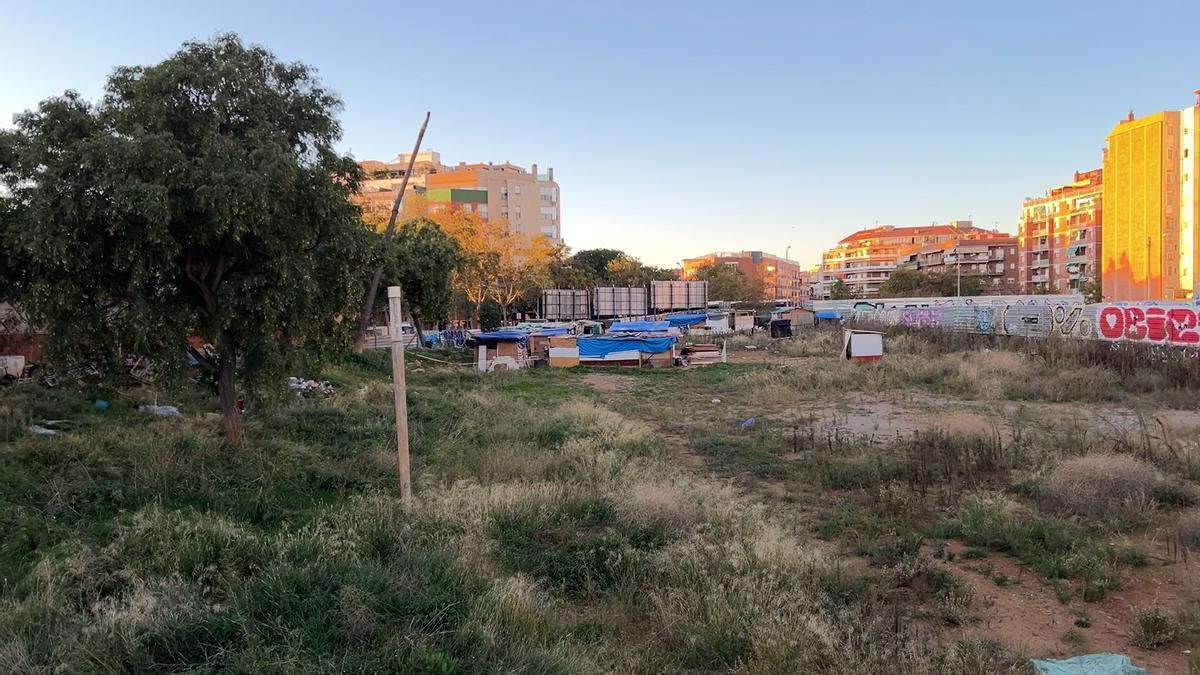 Dispositivo para desalojar el asentamiento de barracas de Barcelona que se incendió en la calle de Bac de Roda