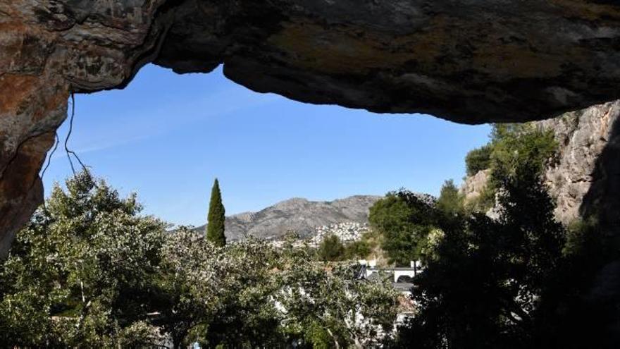 Boca de la cova de les Calaveres, amb Segària al fons.