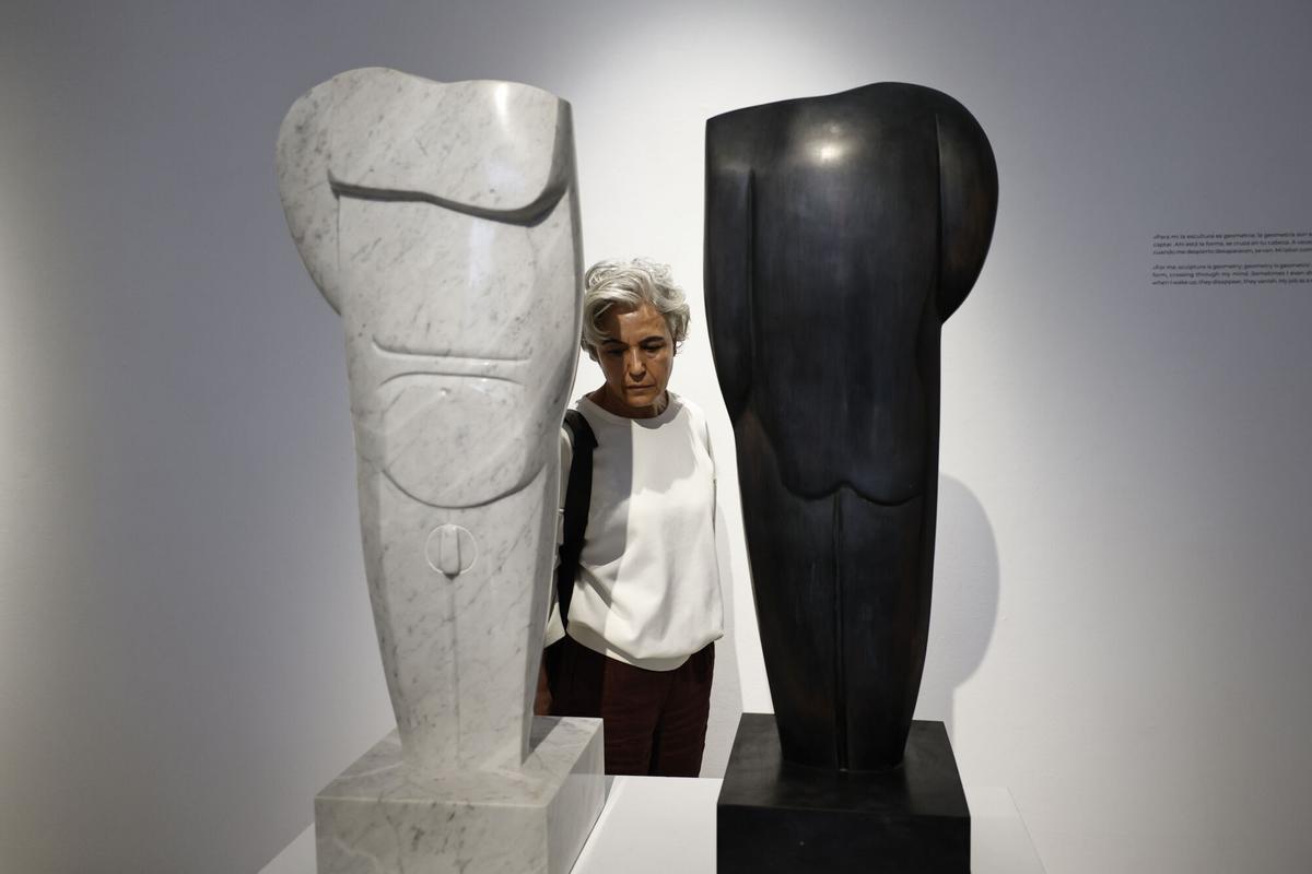 Dos esculturas de 'Torso de hombre', una de mármol de Carrara y otra de bronce