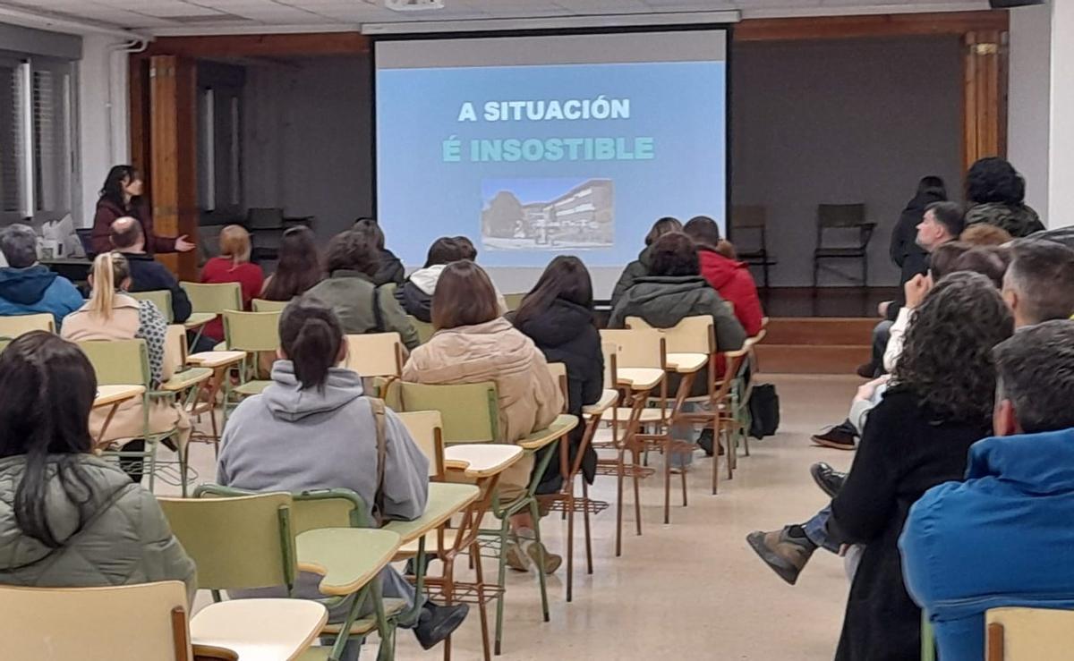 Momento de la asamblea a la que asistió el profesorado y familias de estudiantes.