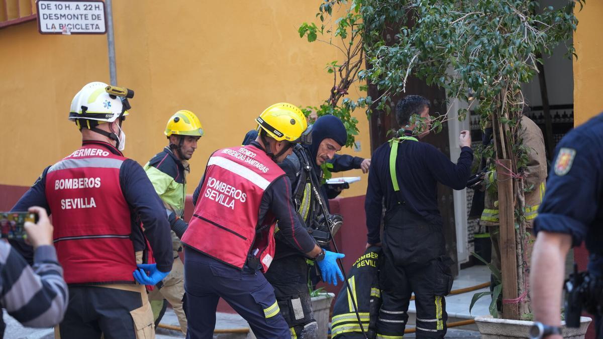 Vídeo | Así ha sido la intervención de los bomberos de Sevilla en el incendio de la calle Pajaritos