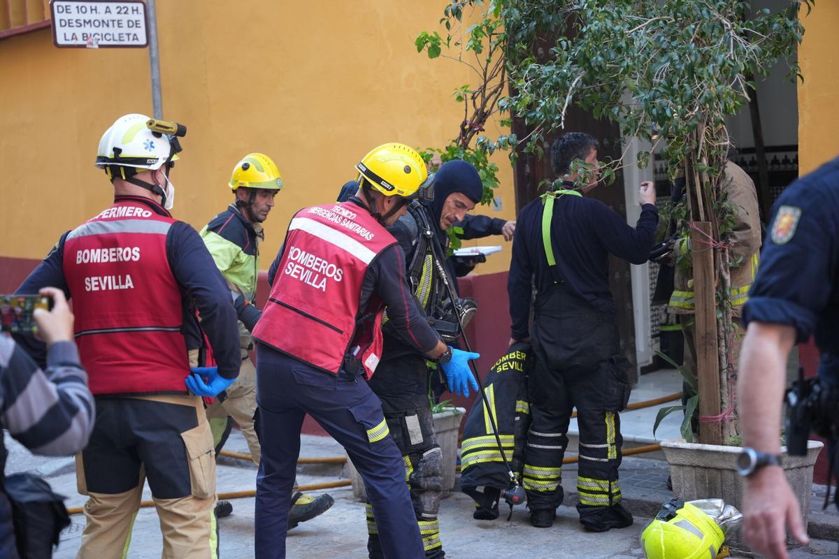 Agentes de la Policía Local y Bomberos de Sevilla actúa en el edificio de la calle Pajaritos afectado por el fuego que ha obligado a cambiar el recorrido de varias hermandades sevillanas. A 30 de marzo de 2026 en Sevilla (Andalucía, España). La Hermandad de El Polígono San Pablo y la cofradía de la Redención se han visto obligada este lunes a cambiar su itinerario tras el incendio que ha sido declarado en la azotea de un edificio de tres plantas de la calle Pajaritos de Sevilla. 30 MARZO 2026 María José López / Europa Press 30/03/2026. María José López