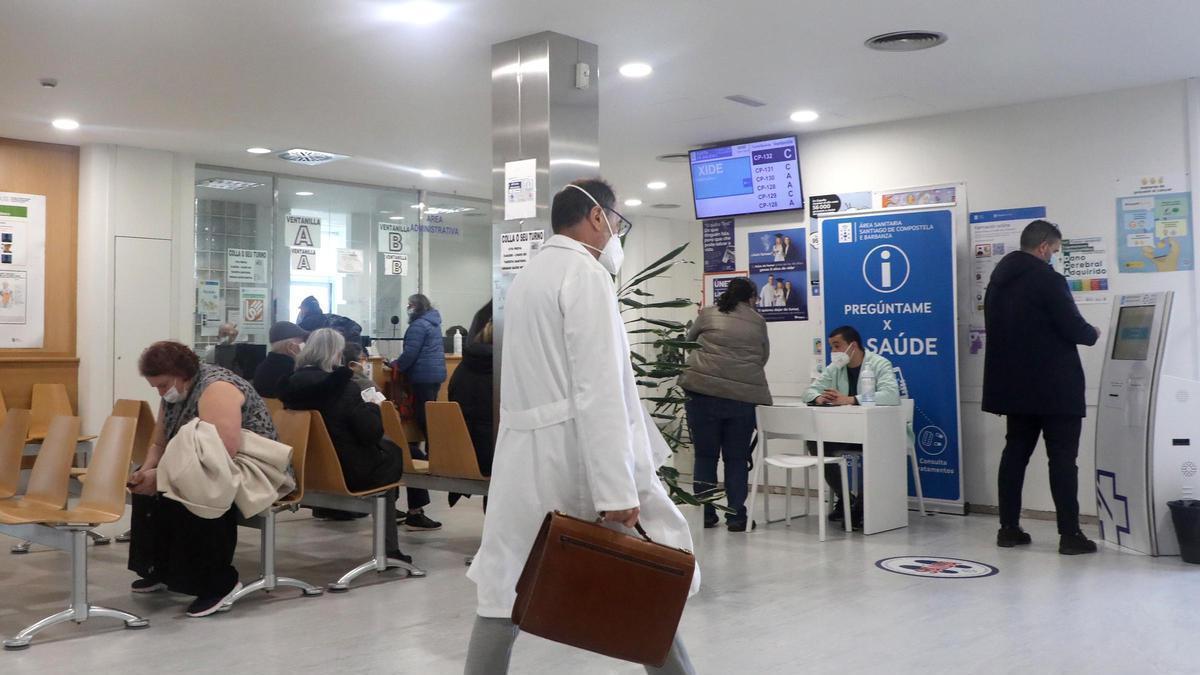Un médico y varios pacientes, en un centro de salud de Santiago.