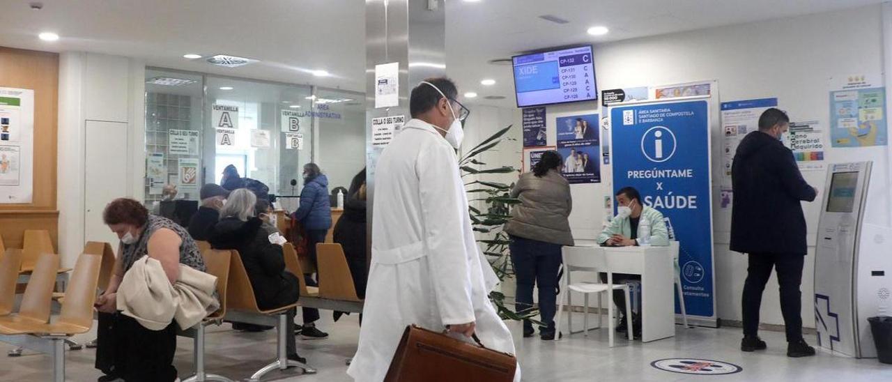 Un médico y varios pacientes, en un centro de salud de Santiago.