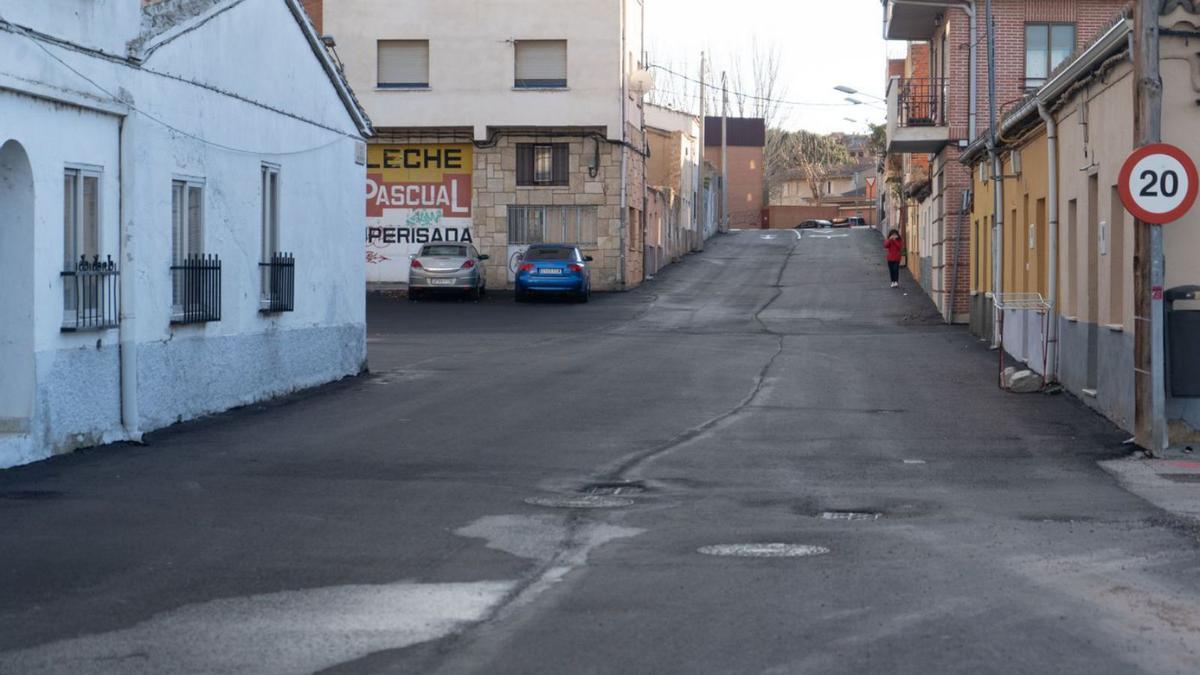 Una de las calles con defectos que se acaba de urbanizar en Pinilla.