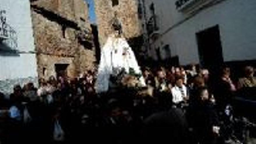 Doscientas velas acompañan a Las Candelas en su procesión