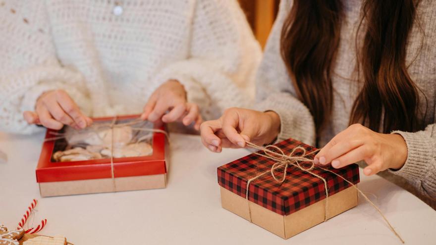 Si envolver regalos se te hace cuesta arriba, esto te interesa