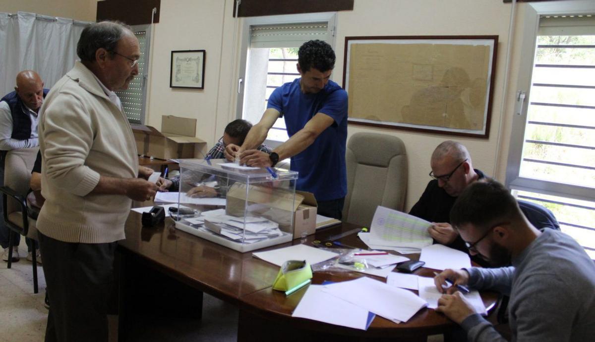 Mesa electoral de Cobreros. | Araceli Saavedra