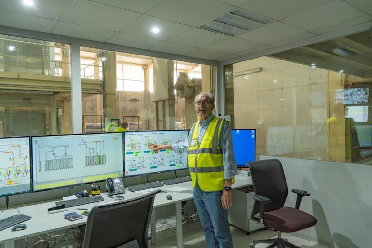 Rafael Sánchez Olea desde la sala donde se controla la actividad de la fábrica