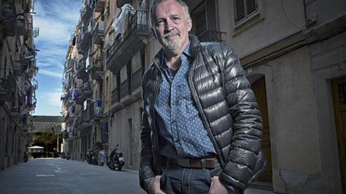 El escritor danés Jussi Adler-Olsen, en la calle de la Sal, en la Barceloneta, al lado de la librería Negra y Criminal.