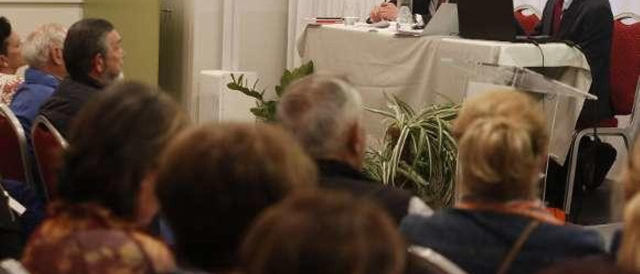 Por la derecha, Miguel Antonio de la Fuente Rodríguez y Víctor Manuel Egea, ayer, durante la charla celebrada en Avilés.