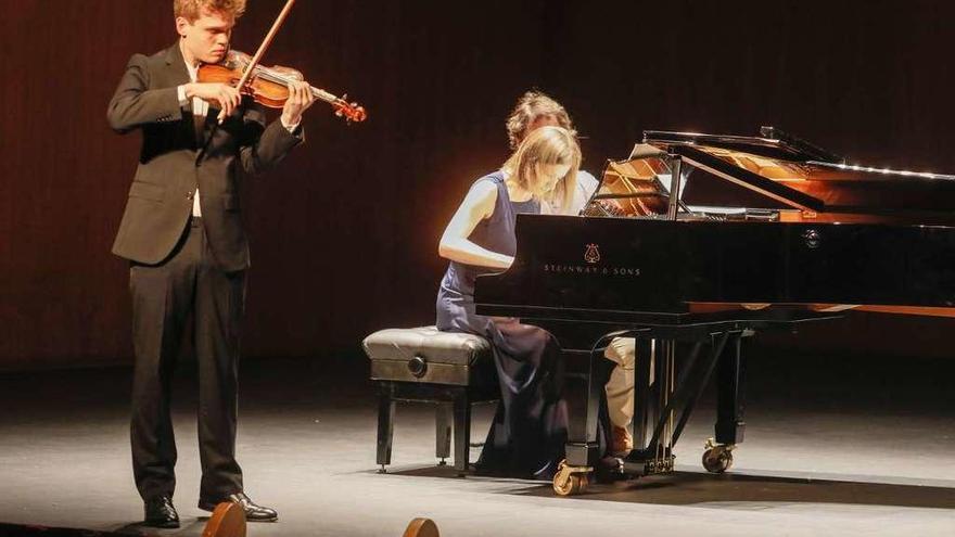 El violinista Jaime Maceira y Elizaveta Yaroshinskaia (piano).