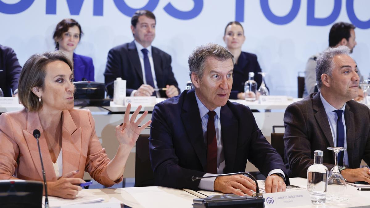 El líder del PP, Alberto Núñez Feijóo (c) junto al secretario de organización, Elías Bendodo (c-d) y la presidenta del partido, Cuca Gamarra (c-i).