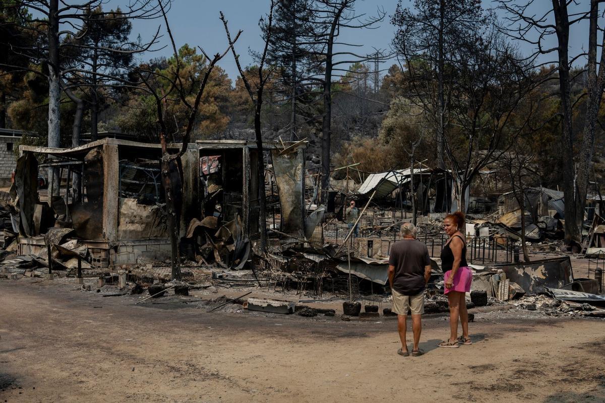 Un trabajador inspecciona los daños a las caravanas en el campamento Pantano de Burguillo después de un incendio forestal en El Barraco, España, el martes 28 de julio de 2026.