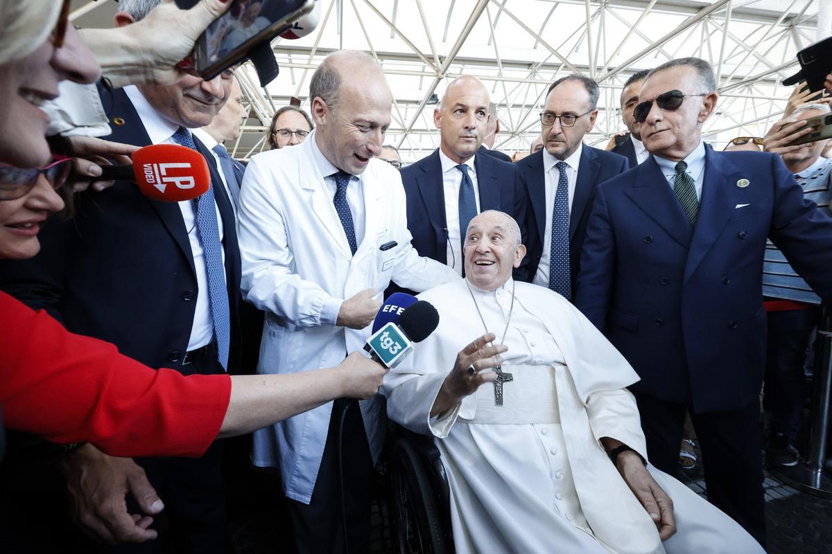 El Papa sale del hospital tras ser operado de una hernia abdominal