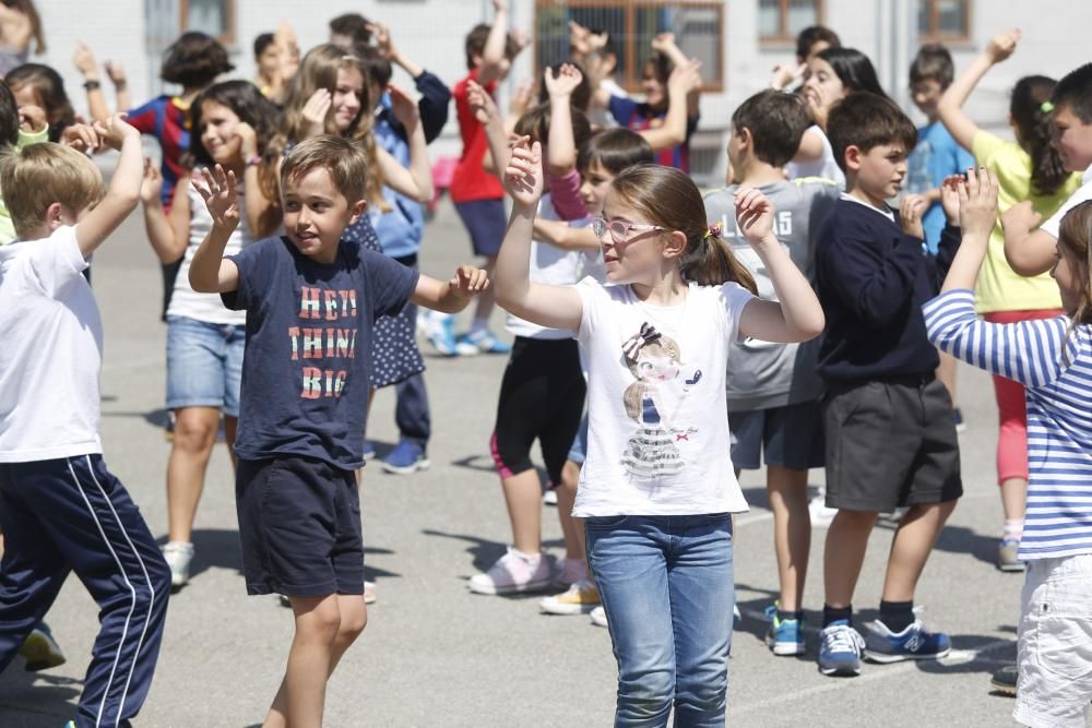 Los alumnos de La Vallina bailan zumba solidaria y en La Canal juegan a ser olímpicos