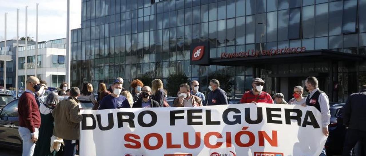 Concentración sindical ante la sede corporativa de Duro Felguera, en Gijón, para exigir el rescate de la empresa. | Ángel González