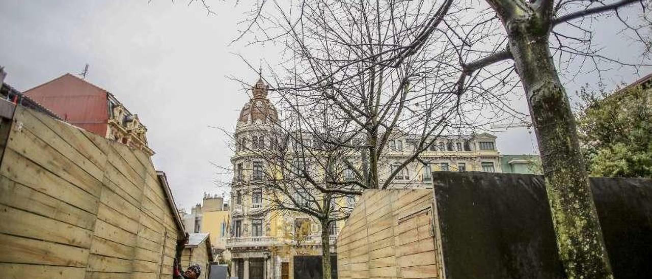 El comienzo del montaje de los puestos del mercadillo en Porlier.