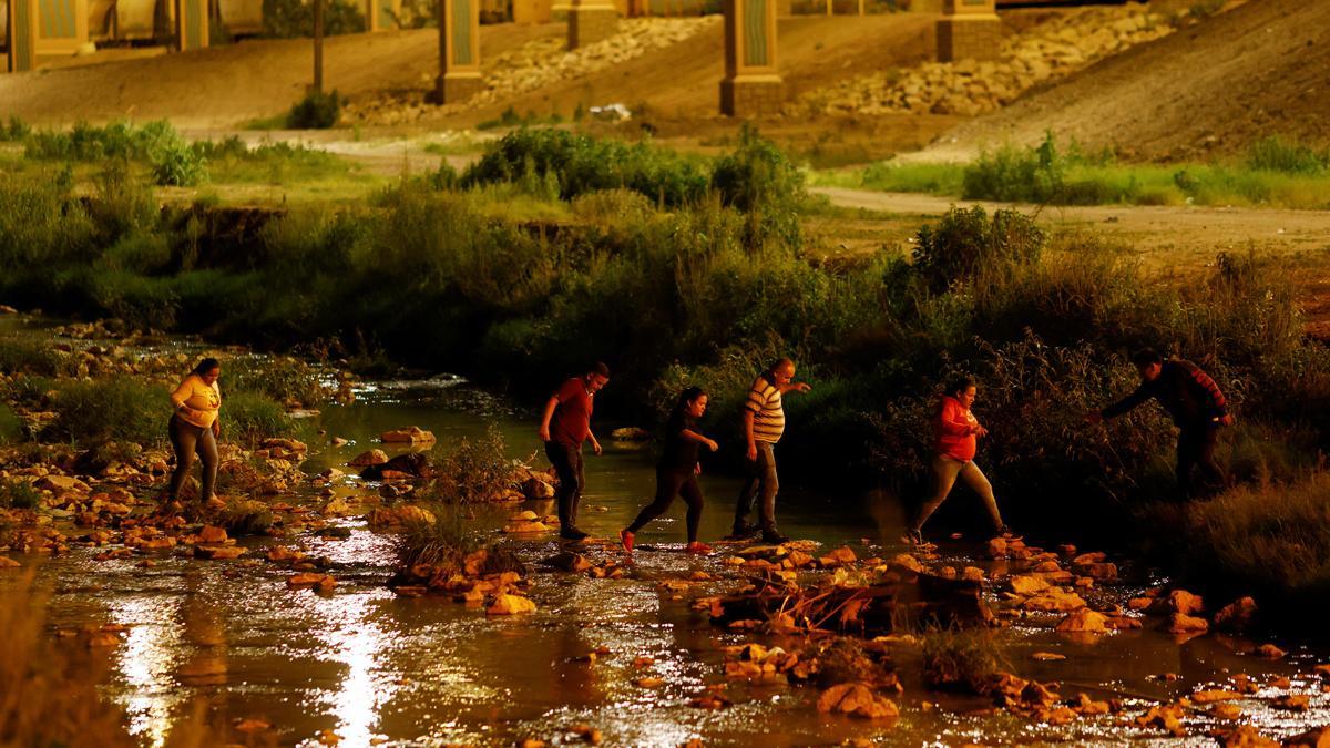 Migrantes en busca de asilo cruzan río Bravo en Ciudad Juárez