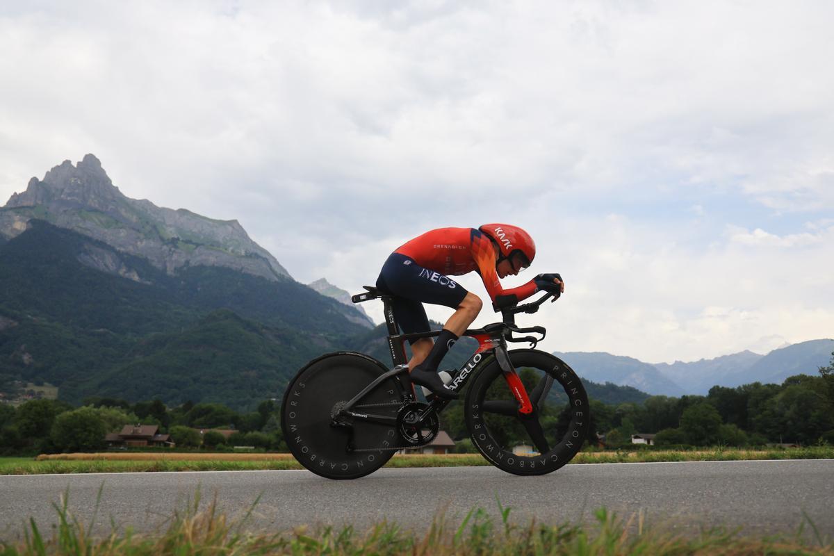 Combloux (France), 18/07/2023.- Spanish rider Carlos Rodriguez of team INEOS Grenadiers in action during the 16th stage of the Tour de France 2023, a 22.4kms individual time trial (ITT) from Passy to Combloux, France, 18 July 2023. (Ciclismo, Francia) EFE/EPA/MARTIN DIVISEK