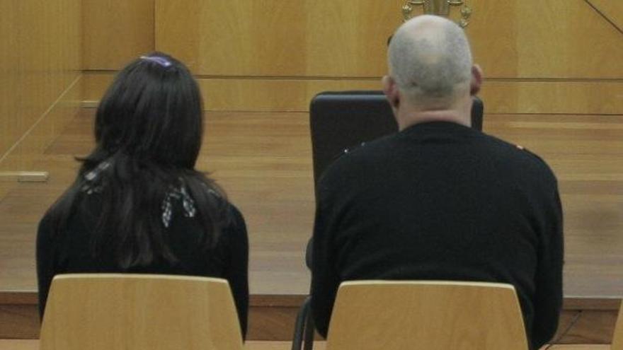 El padre y la madre de la menor, de espaldas, durante el juicio