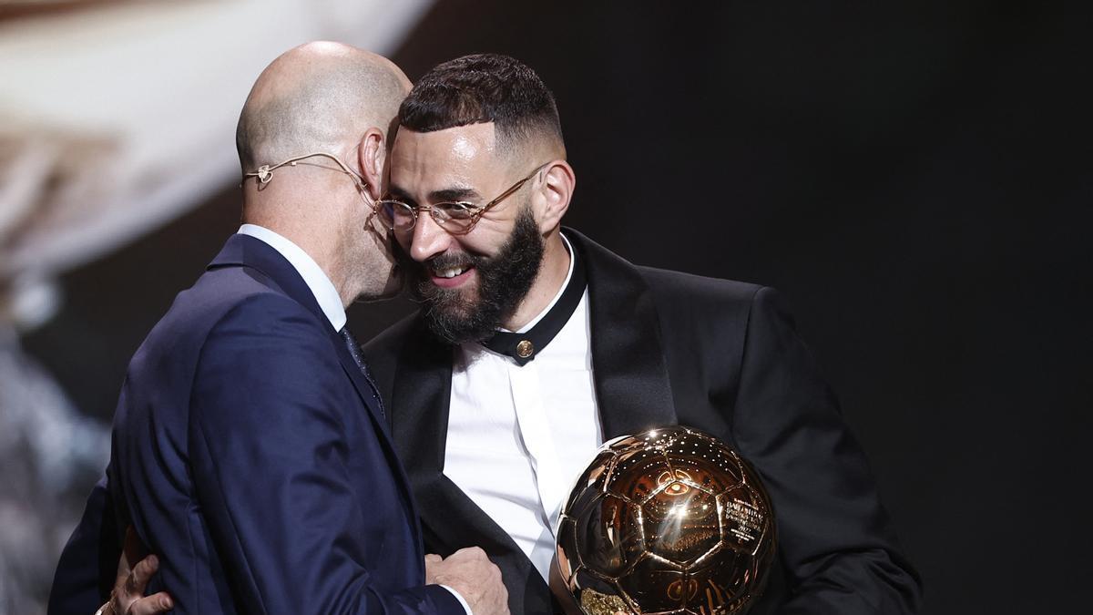 Benzema recoge su Balón de Oro.