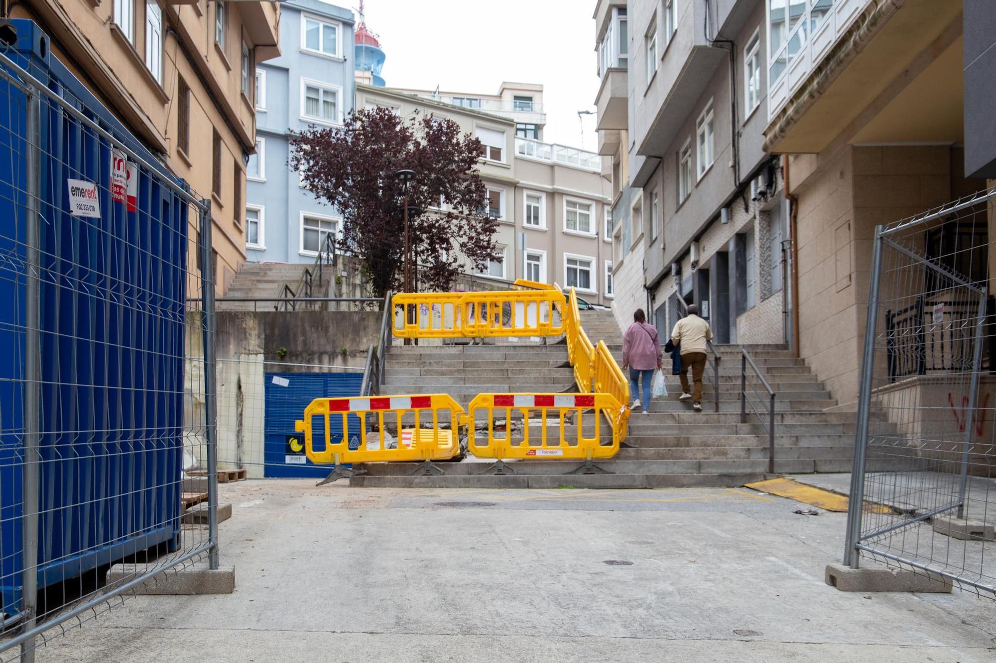 Comienza la instalación de ascensores en Pintor Villar Chao, en Os Castros