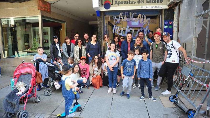 Los miembros de la comparsa &quot;Batucada Reciclada&quot;, junto a su compañera, María Abalo (en el centro), ayer a mediodía. // Iñaki Abella