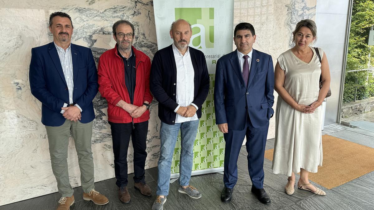 José Manuel Beceiro (i), Ramón Lois, Fernández Alborés, Pedro Blanco y Flor Mariño, ayer, en el Centro Empresarial do Tambre