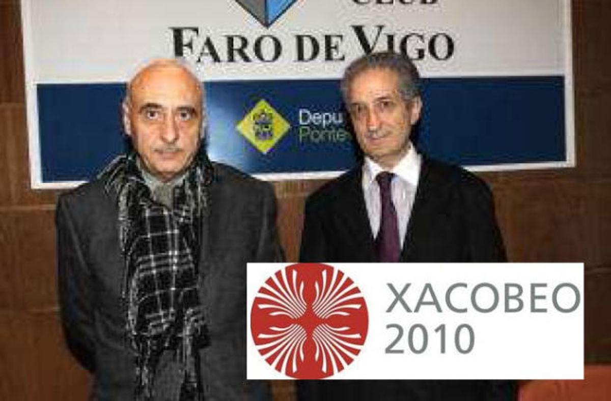 Joan Gómez (izq.) fue presentado por Antonio Vaamonde, catedrático de Estadística. // Ricardo Grobas