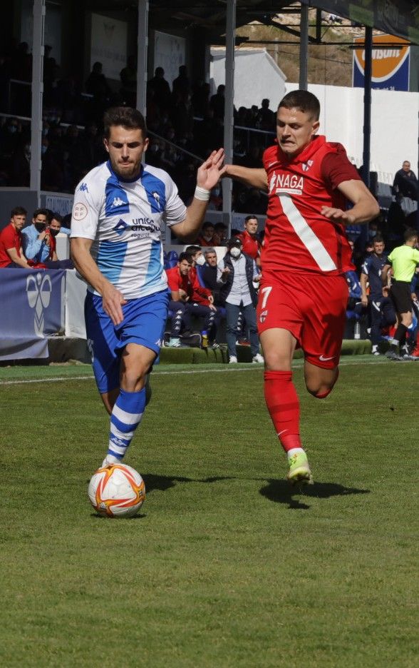 El Alcoyano derrota al Sevilla Atlético gracias a un doblete del central en los diez primeros minutos