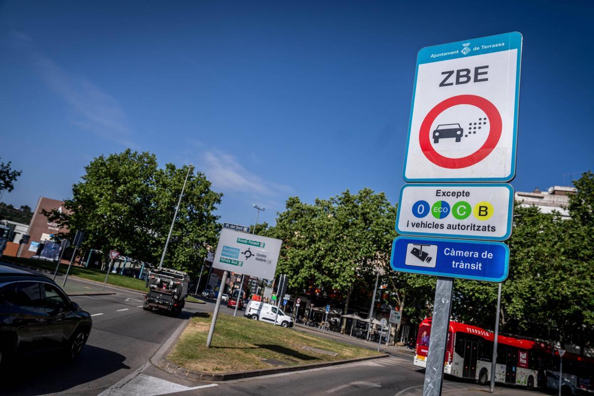 Cartel de ZBE en el centro  de Terrassa