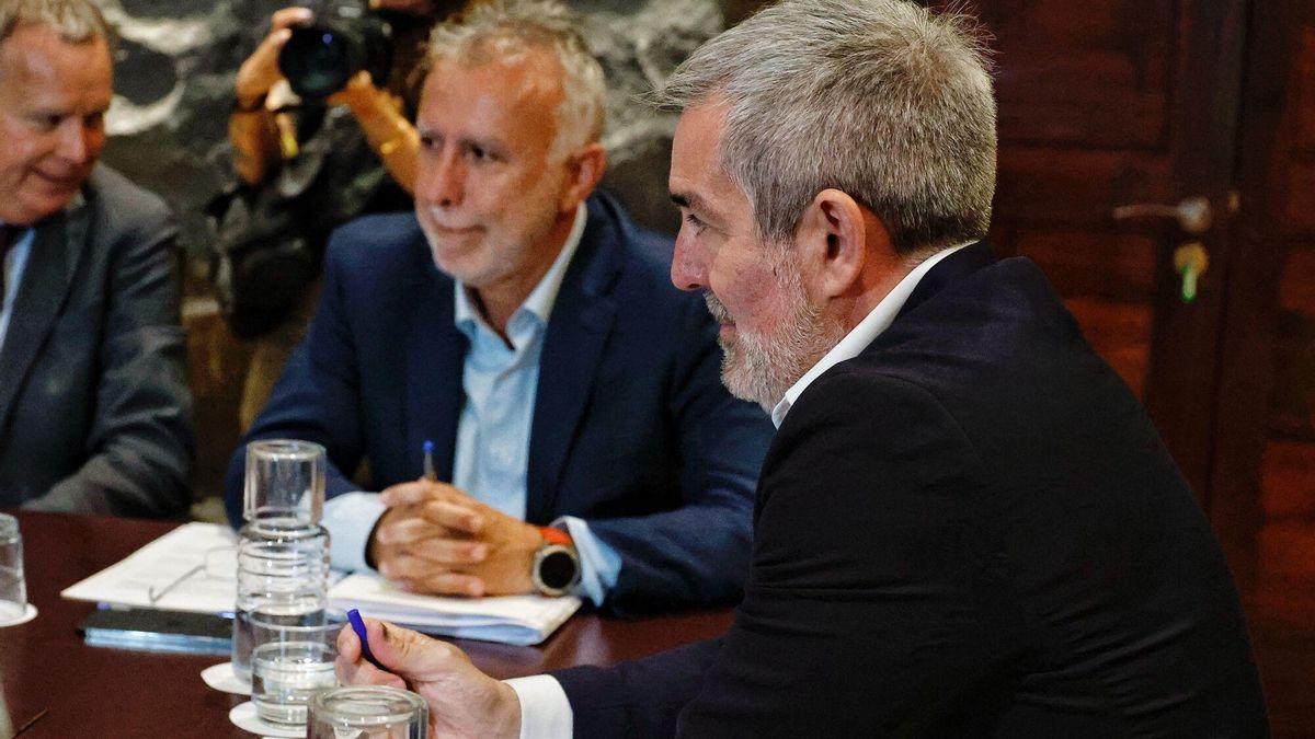 Ángel Víctor Torres se reúne con Fernando Clavijo para el reparto de menores migrantes que llegan a Canarias.