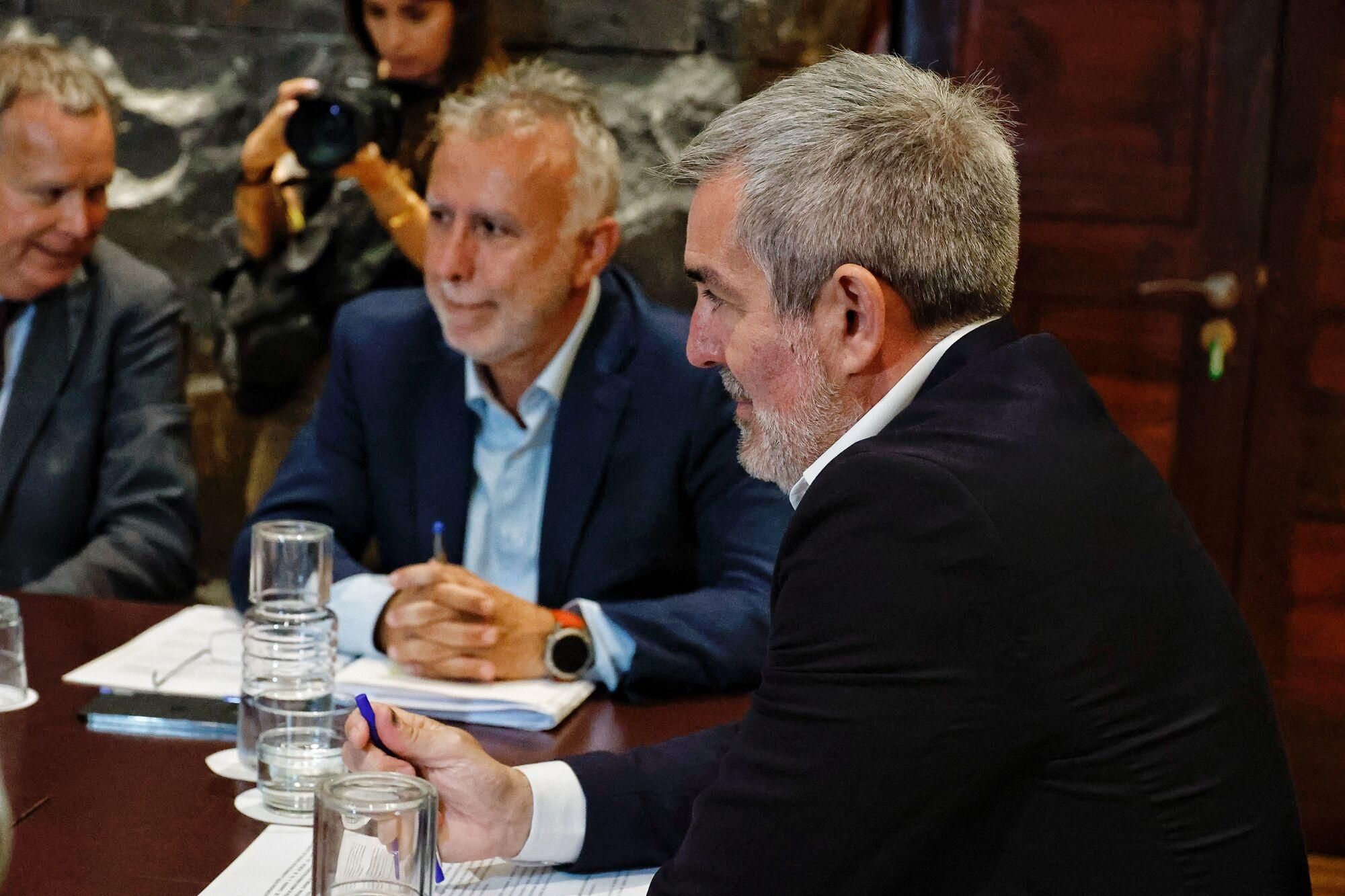 Ángel Víctor Torres se reúne con Fernando Clavijo para el reparto de menores migrantes que llegan a Canarias.