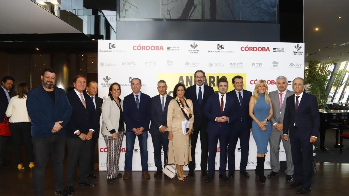 Foto de familia del director de diario CÓRDOBA con autoridades locales y académicas, empresarios y agentes sociales.