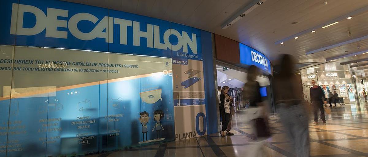 Entrada de una tienda de Decathlon, en un centro comercial de Barcelona.