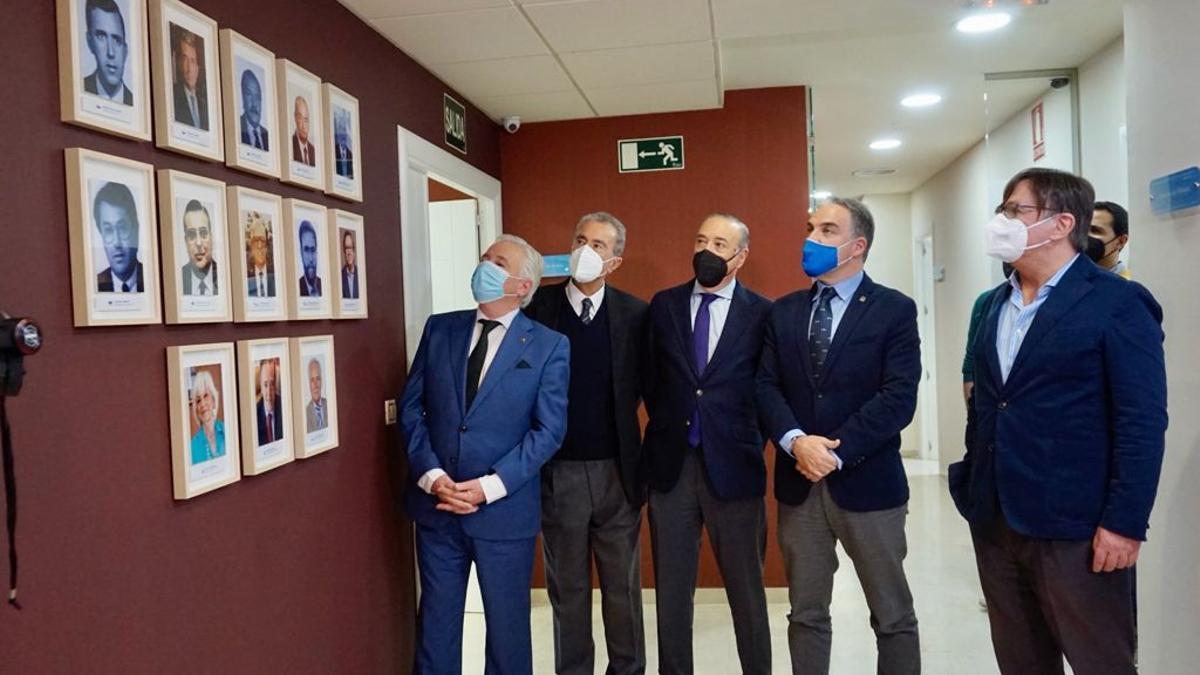 Elías Bendodo con los cinco expresidentes del P de Málaga.