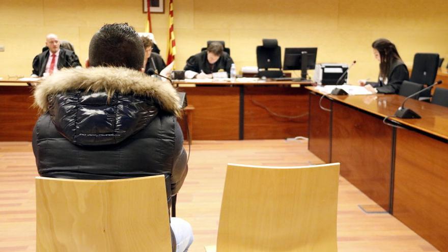 D&#039;esquenes, el condemnat per comprar un ordinador i una tauleta tàctil amb 440 euros falsos durant el judici