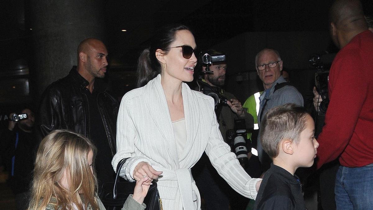 Angelina Jolie con sus hijos en el aeropuerto de Los Ángeles