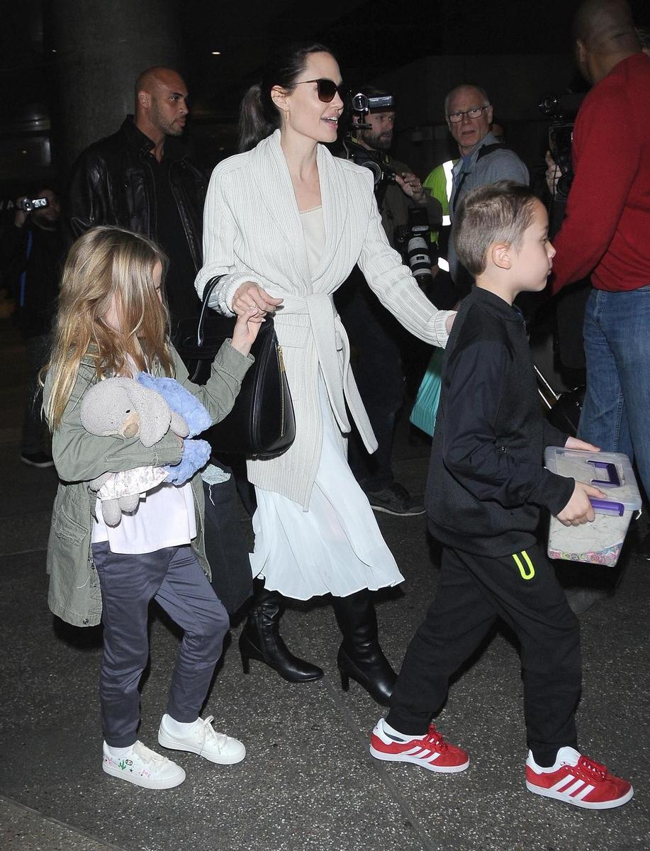 Angelina Jolie con sus hijos en el aeropuerto de Los Ángeles