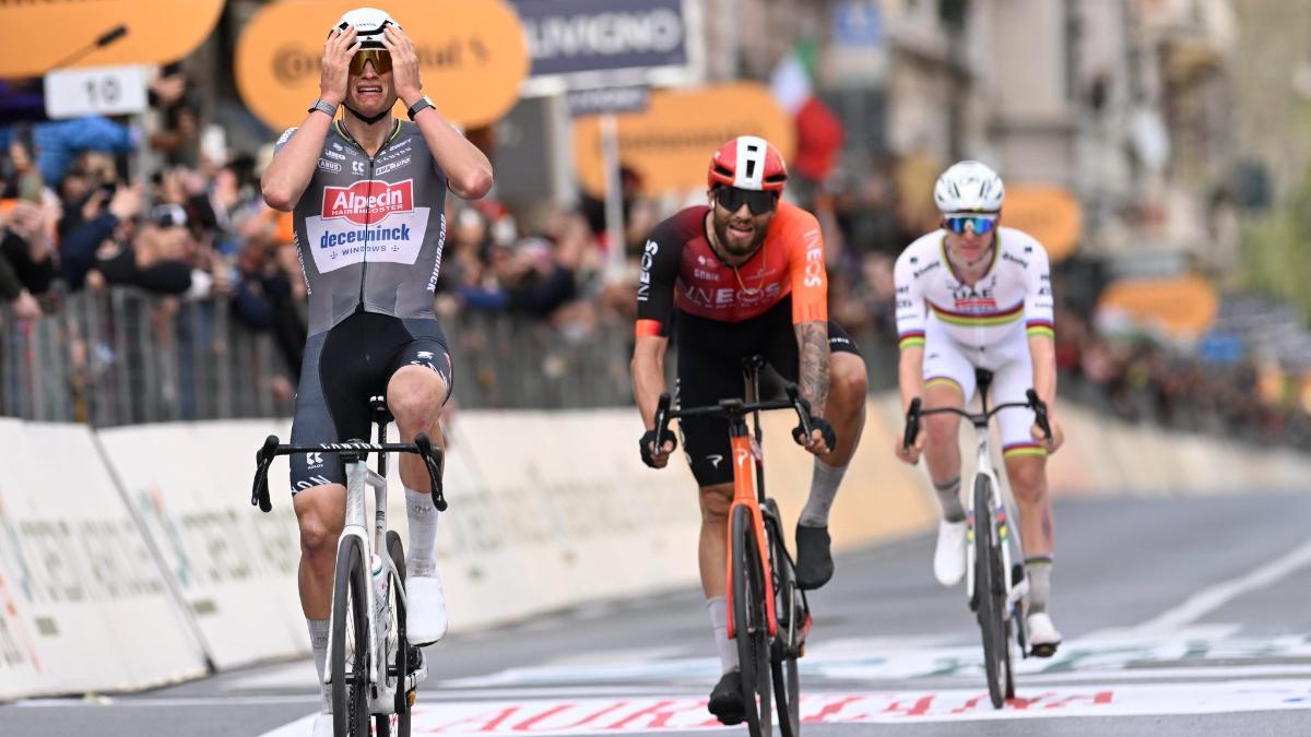 Van der Poel celebra su victoria en la Milán-San Remo 2025