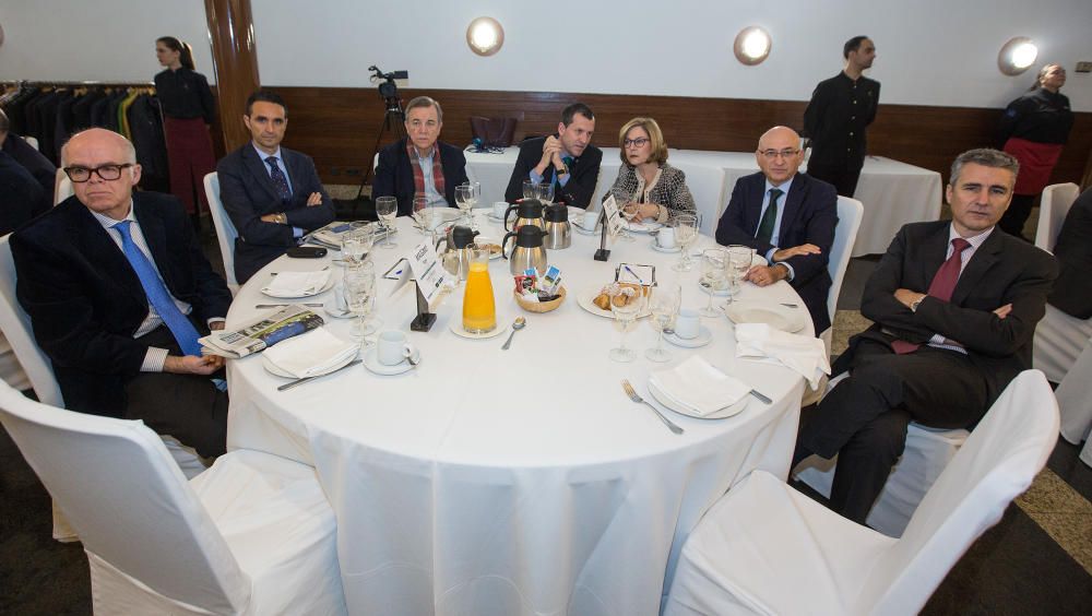 El gerente de la Universidad de Alicante (UA), Rafael Pla; el director territorial de Cajamar en Alicante, Manuel Nieto; el presidente de SolidQ y de Nouss, Fernando Gil Guerrero; el decano de Derecho de la UA, Pedro Femenía; la secretaria general de la UA, Esther Algarra; Antonio Vicente Amorós, de Gesem Consultoría; y el director del aeropuerto de Alicante-Elche, Tomás Melgar.