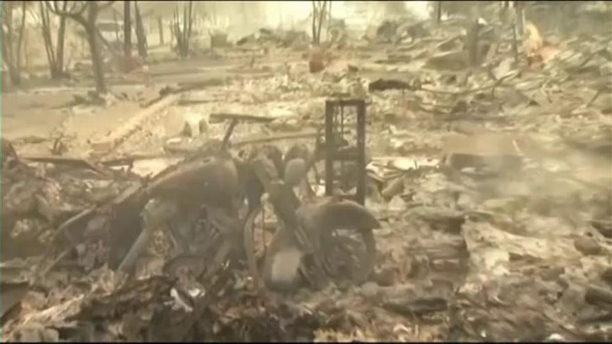 Declarado el estado de emergencia en California tras avivarse los 15 fuegos que devoran el norte